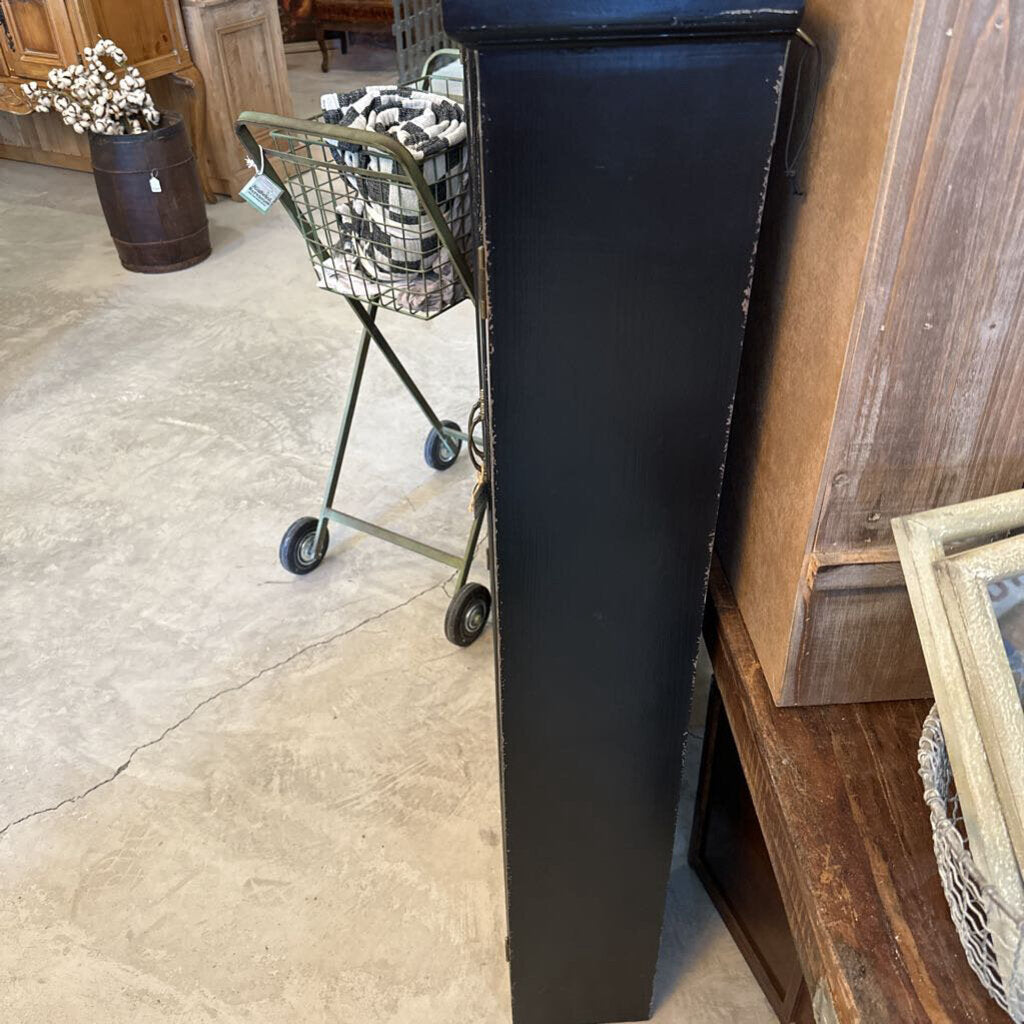 ARMARIO CON PUERTA DE CRISTAL CON RESPALDO FLORAL