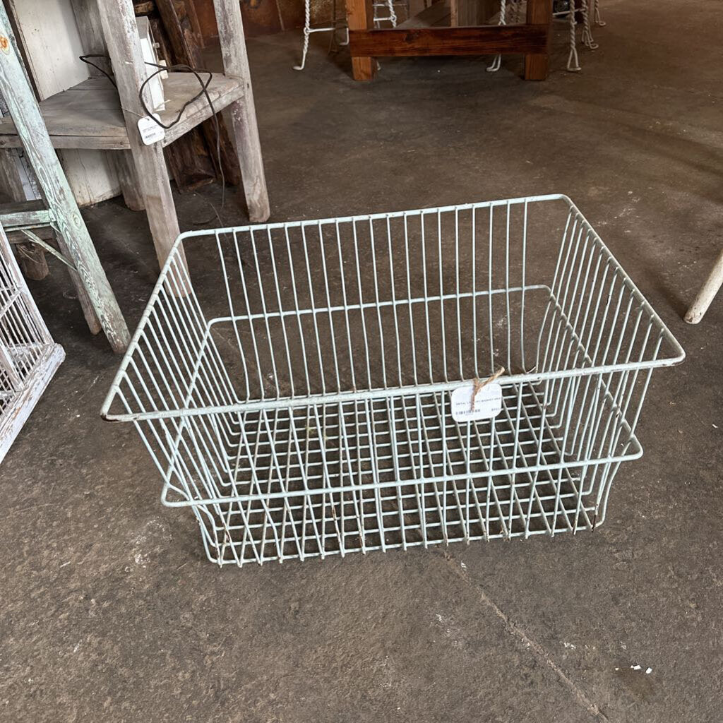 METAL LAUNDRY BASKET