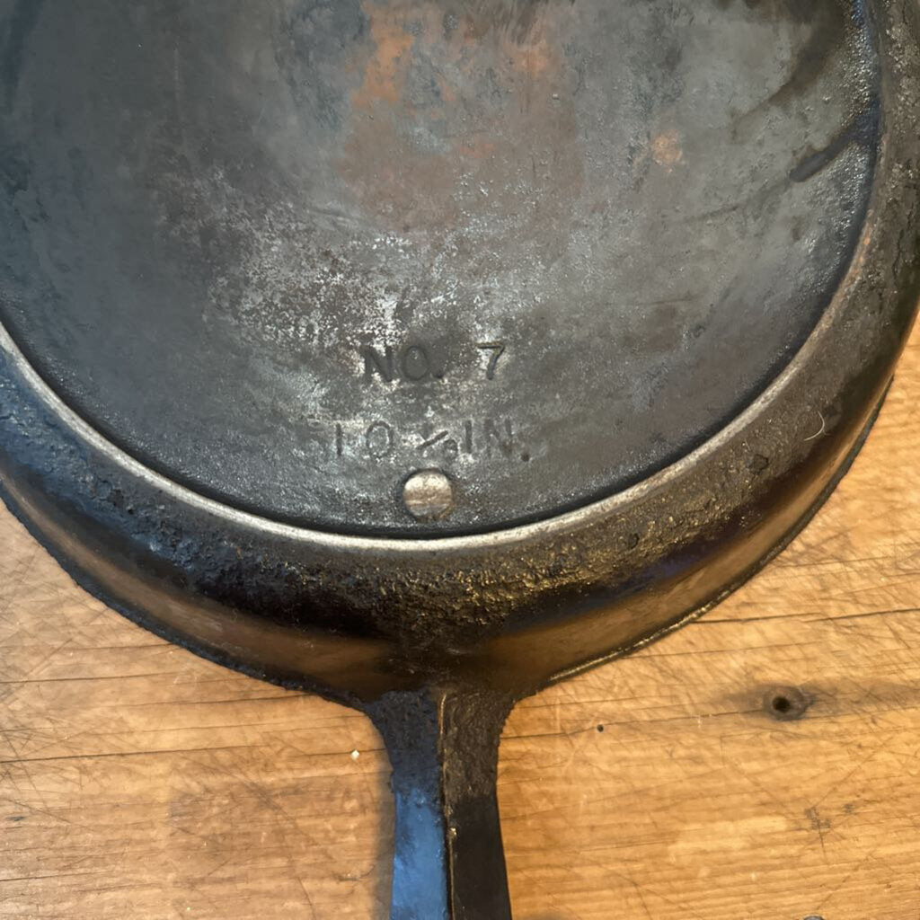 VINTAGE CAST IRON NO.7 PAN