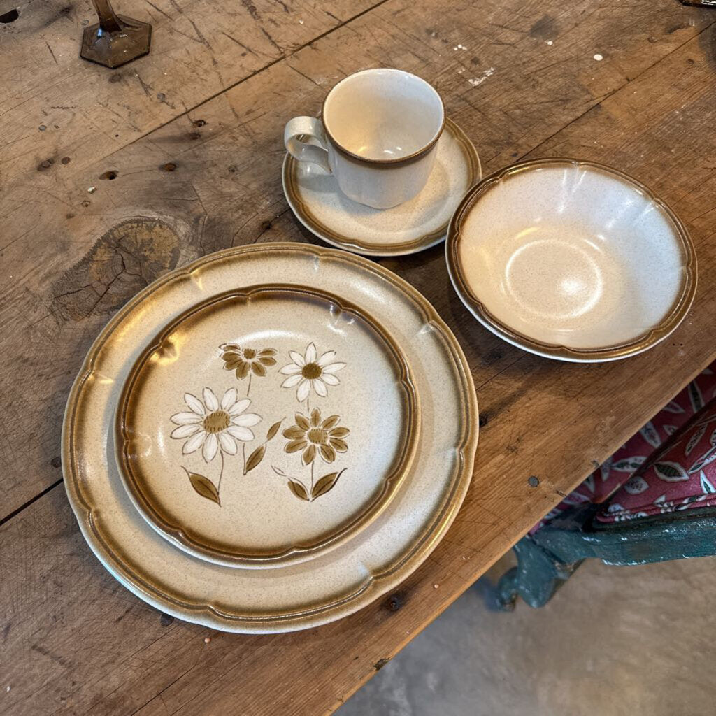 PROVINCIAL "DAISY BELL" DINNERWARE BY MIKASA