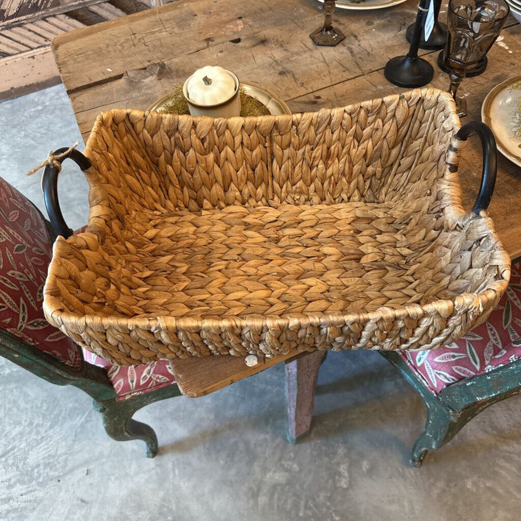 BASKET WITH WOODEN HANDLES