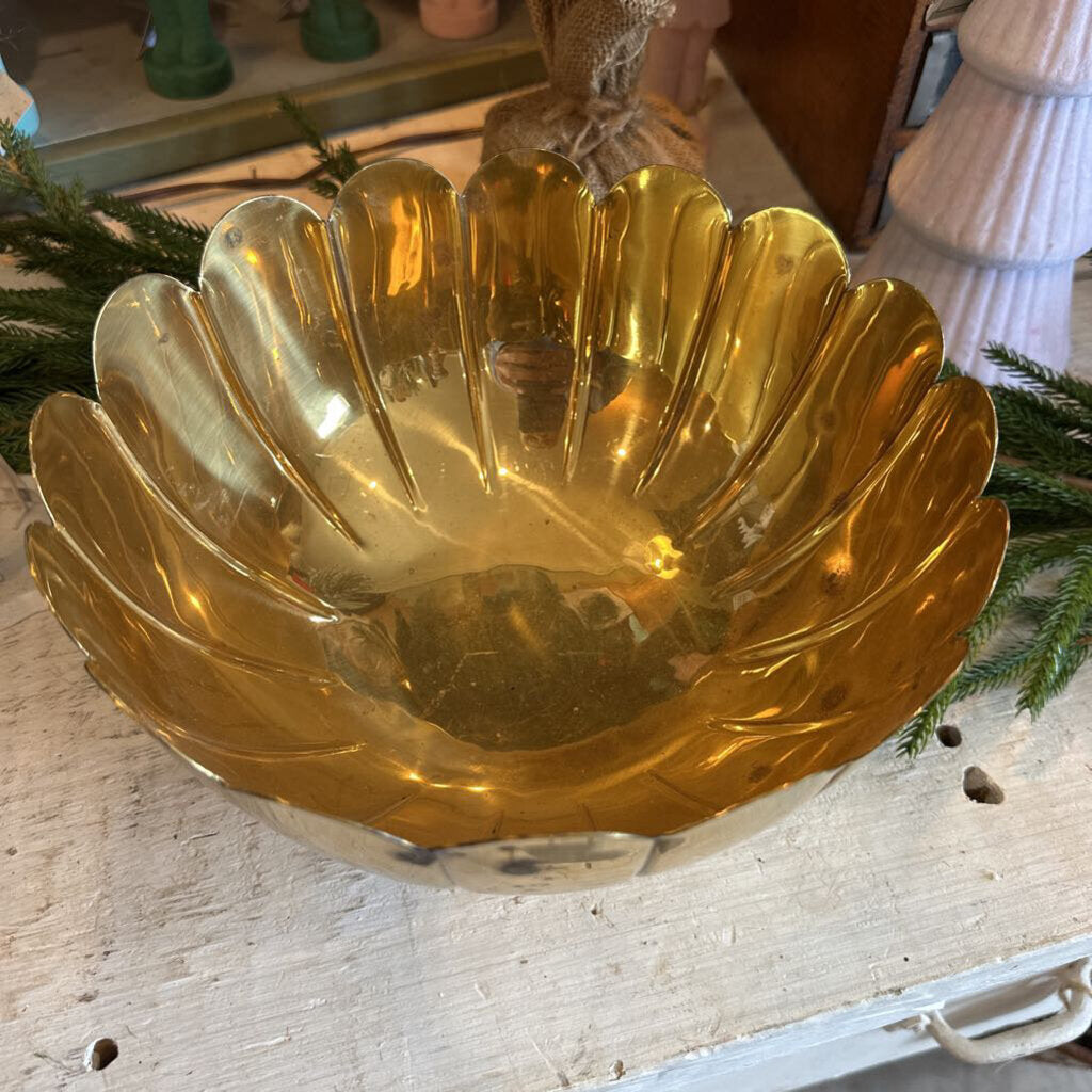 SCALLOPED EDGE BOWL