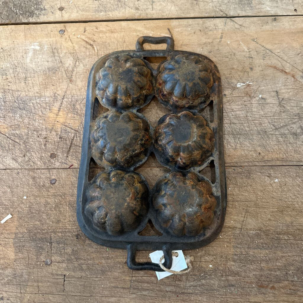 CAST IRON SCALLOPED MUFFIN PAN