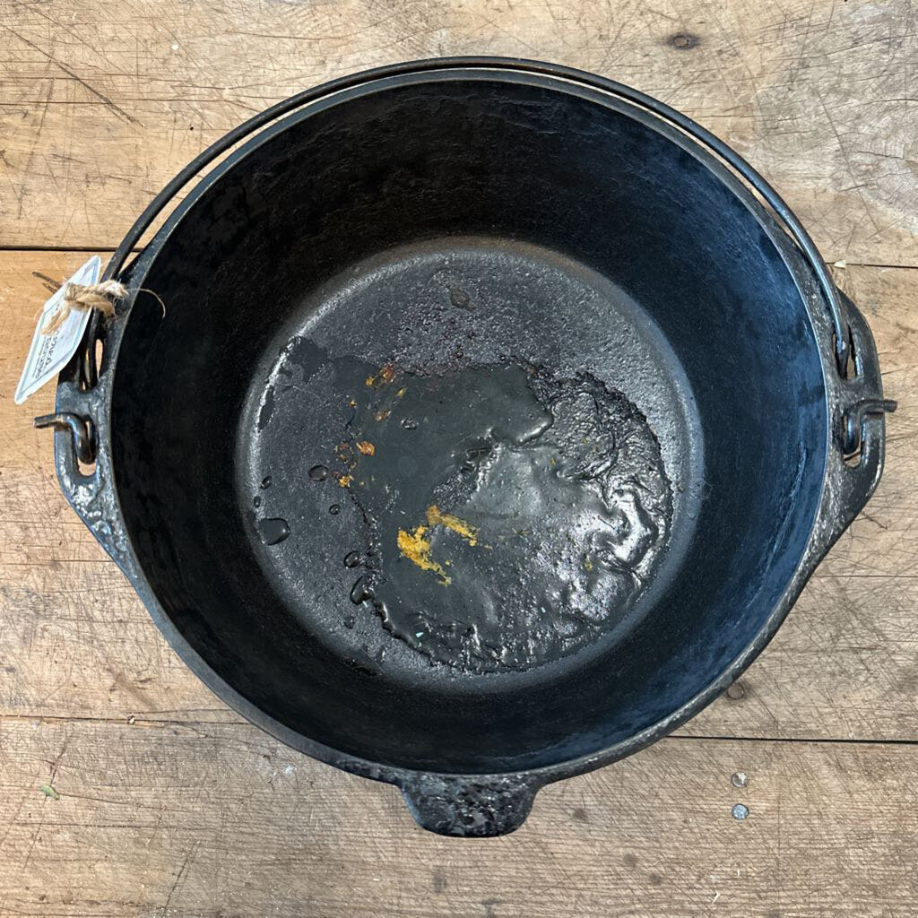 CAST IRON DUTCH OVEN