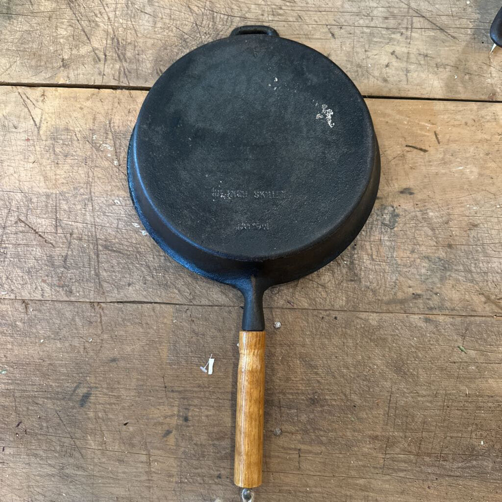 CAST IRON SKILLET WITH WOODEN HANDLE
