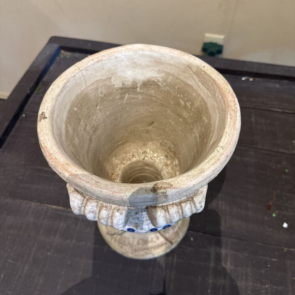 CONCRETE URN WITH LEMONS