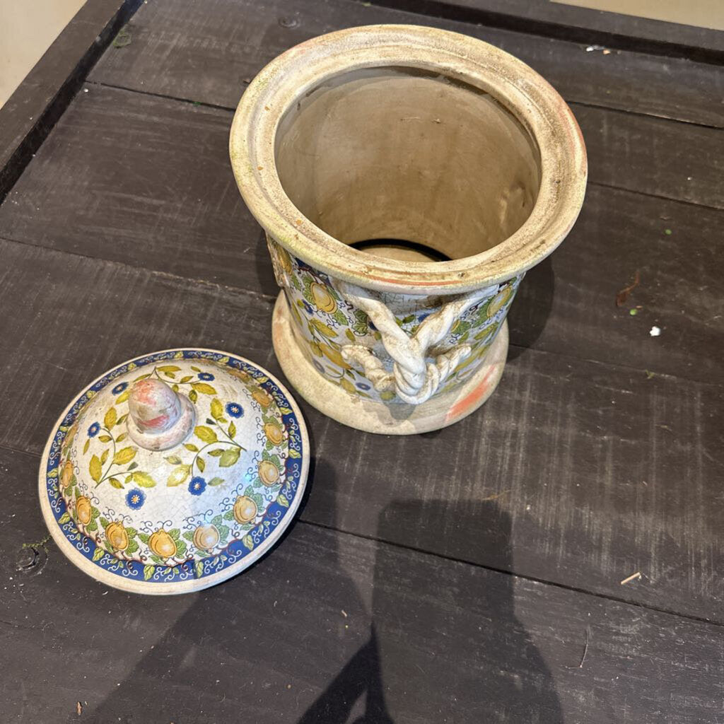 DECORATIVE CONCRETE CONTAINER WITH LID