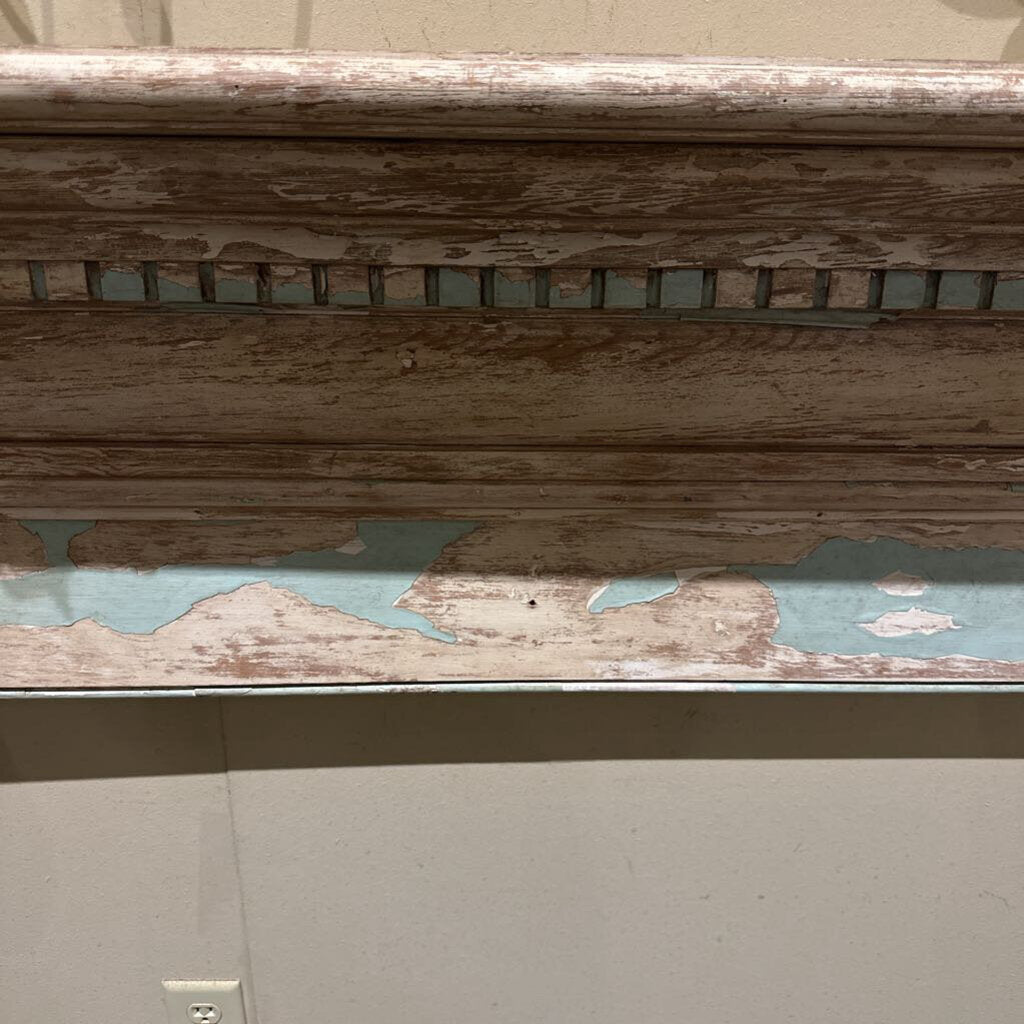 MANTLE WITH DENTAL MOLDING