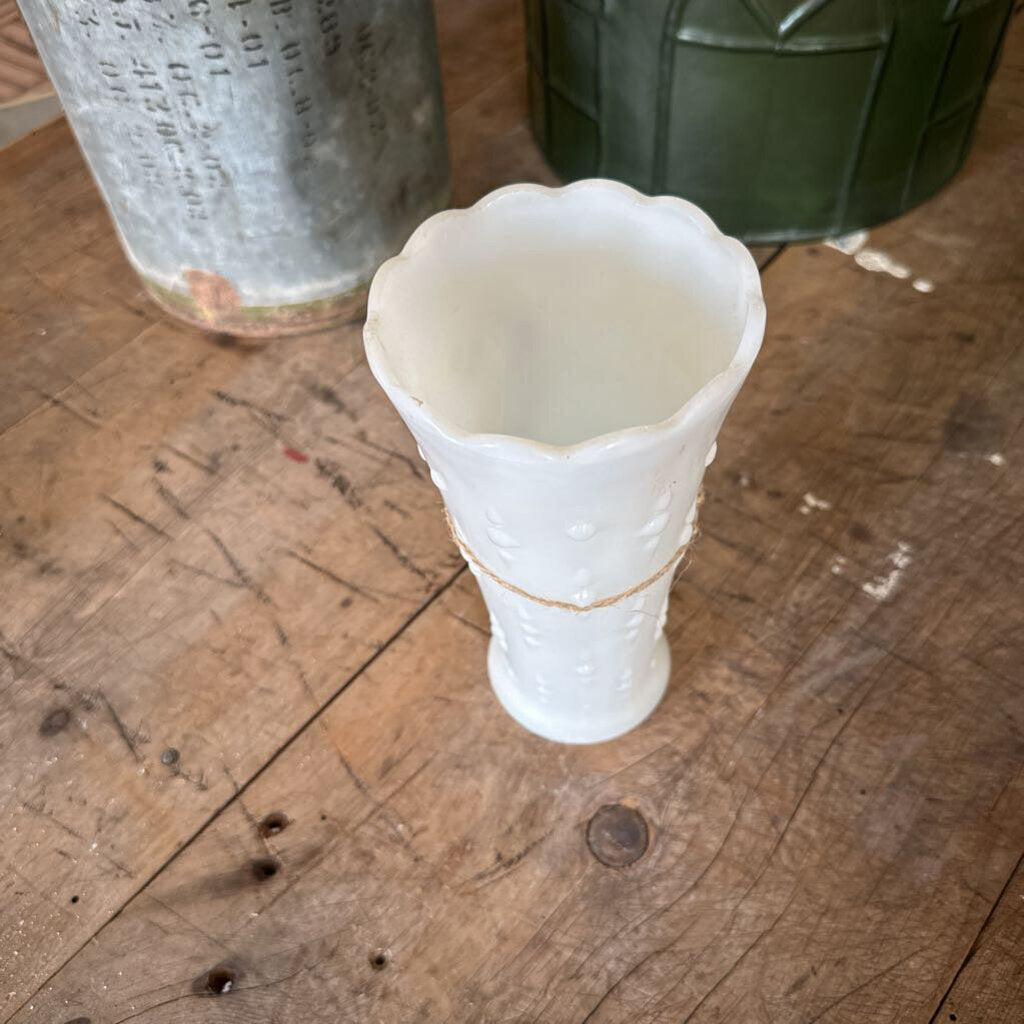 ANCHOR HOCKING MILK GLASS VASE