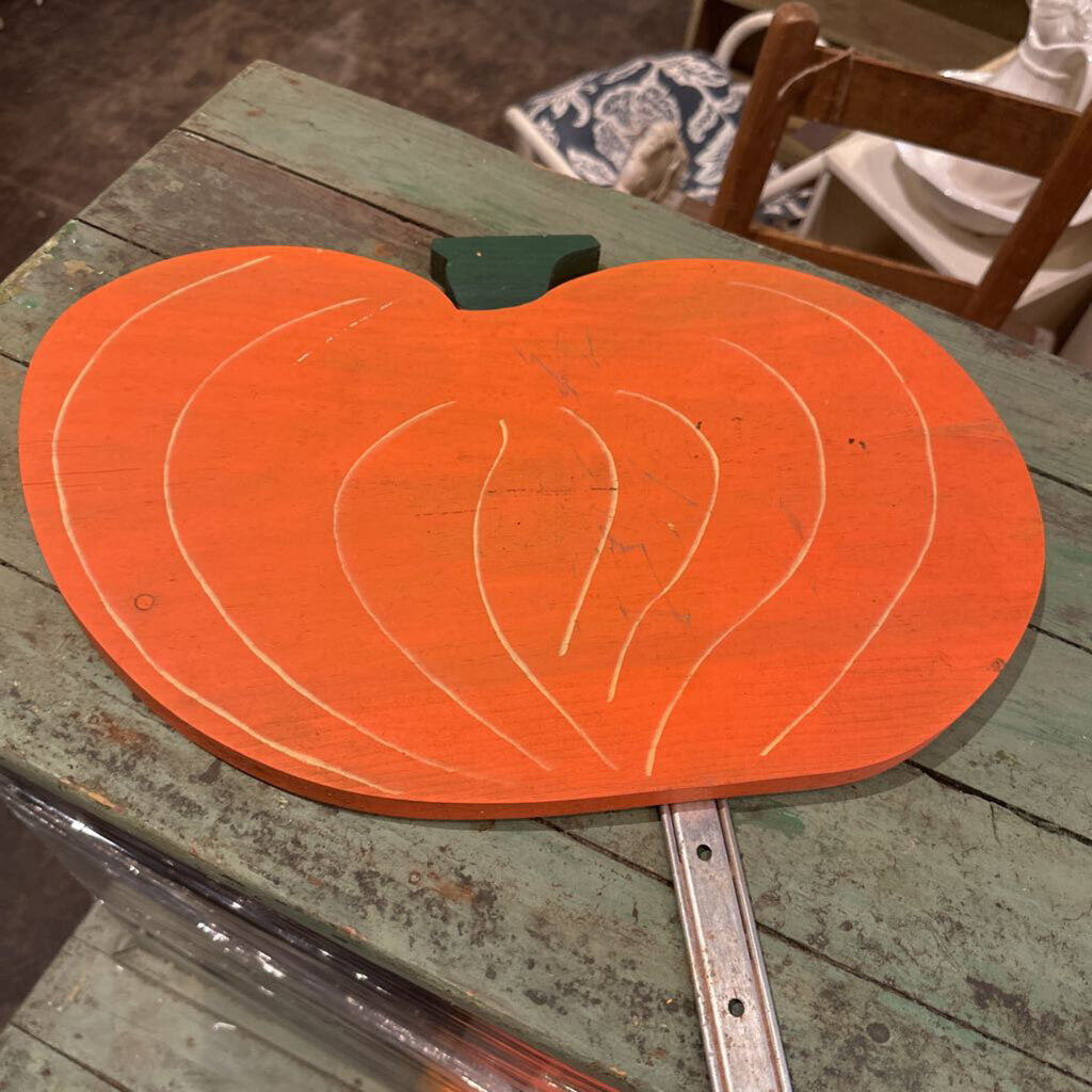 WOODEN PUMPKIN ON METAL STAKE