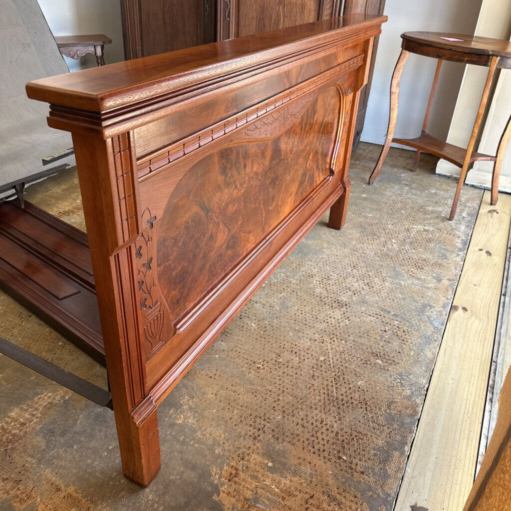 ORNATE WOODEN QUEEN BED