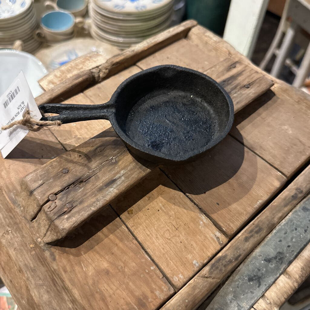 CAST IRON MINI EGG SKILLET