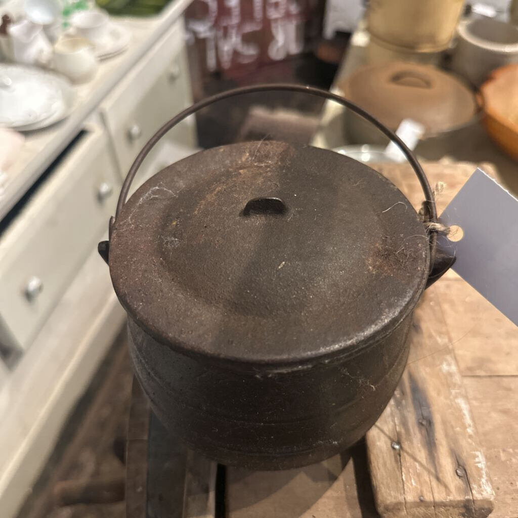 SALESMAN SAMPLE CAST IRON CAULDRON WITH LID