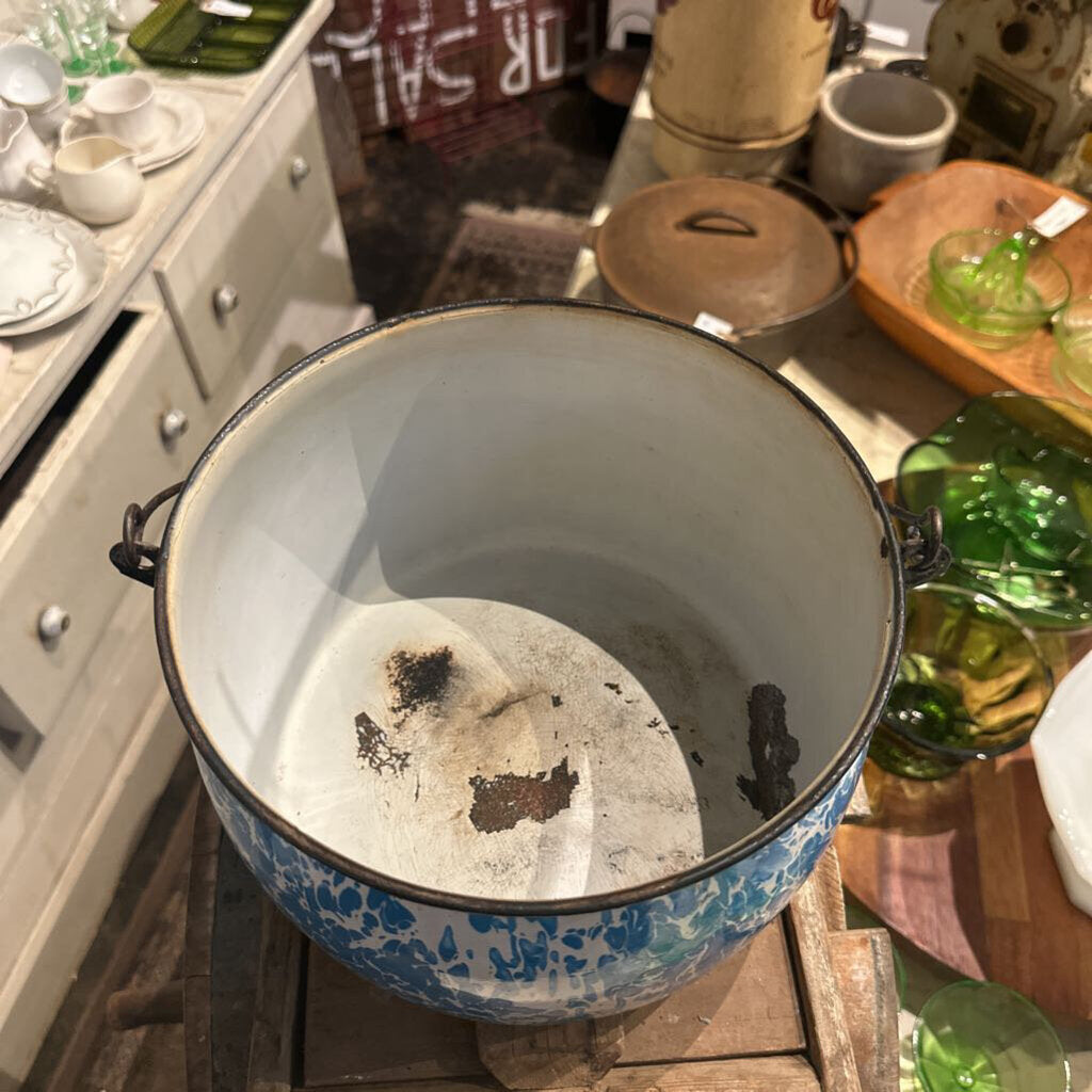 ENAMELWARE POT WITH WIRE HANDLE