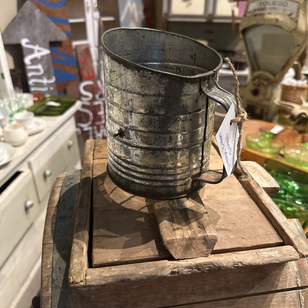 METAL FLOUR SIFTER