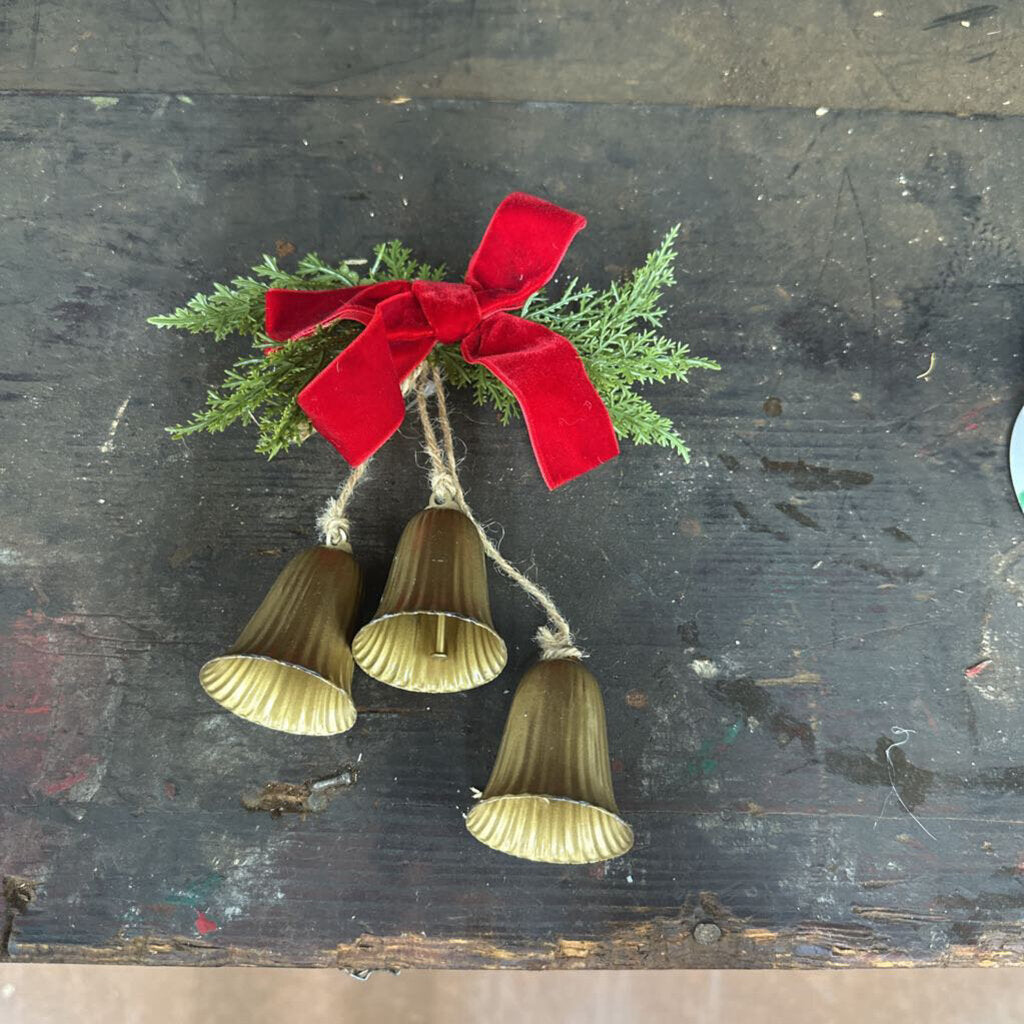 BELL CLUSTER WITH GREENERY ORNAMENT