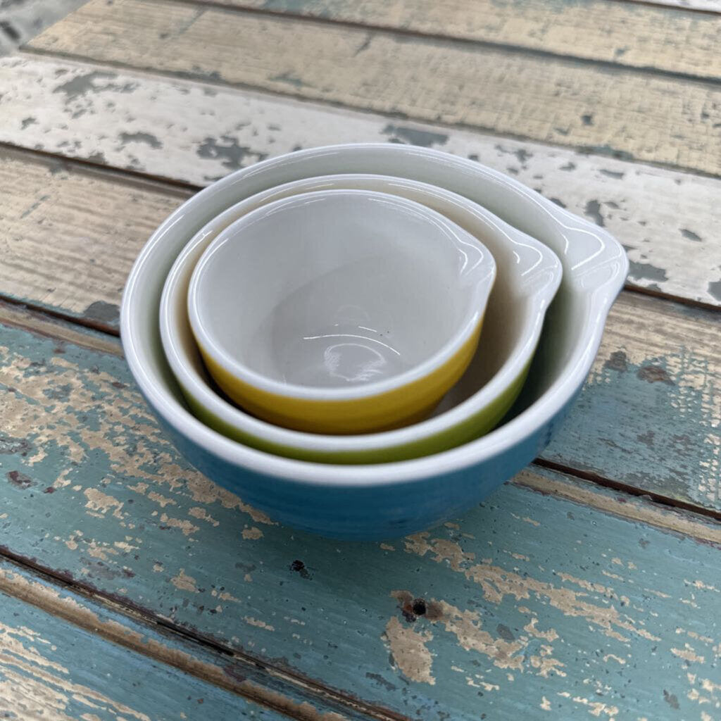 NESTING MEASURING CUPS