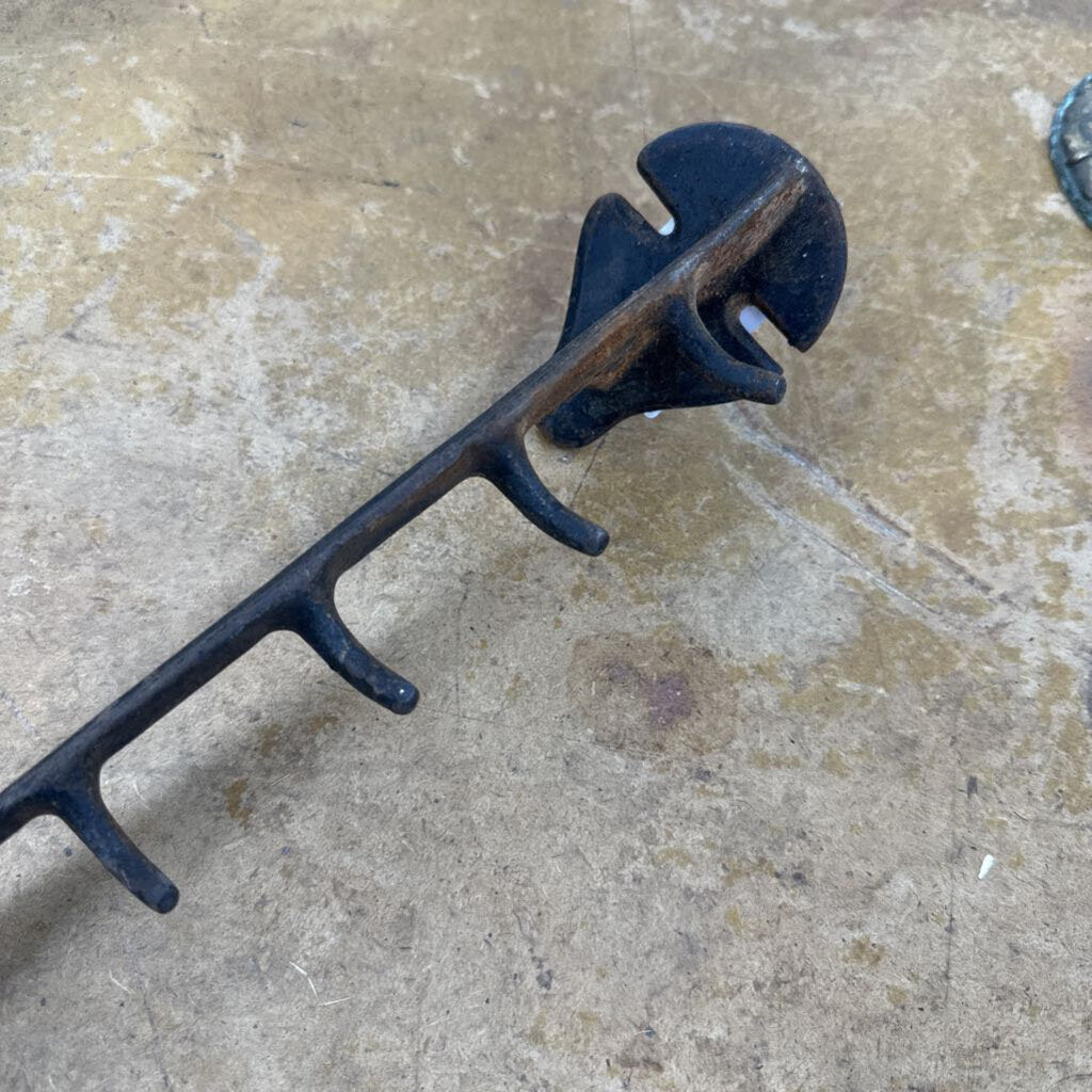 WALL MOUNT IRON UTILITY HOOK RACK