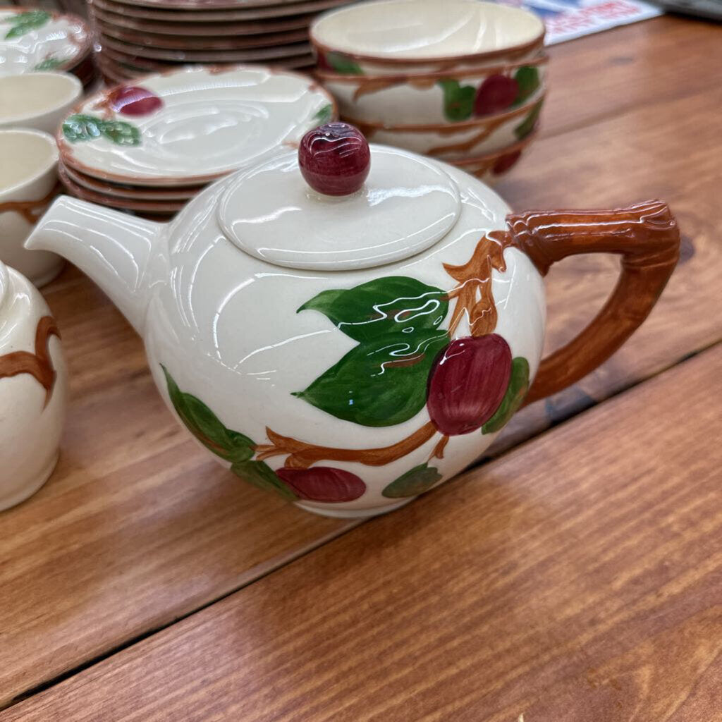 VINTAGE 1950'S FRANCISCAN APPLE DISH SET
