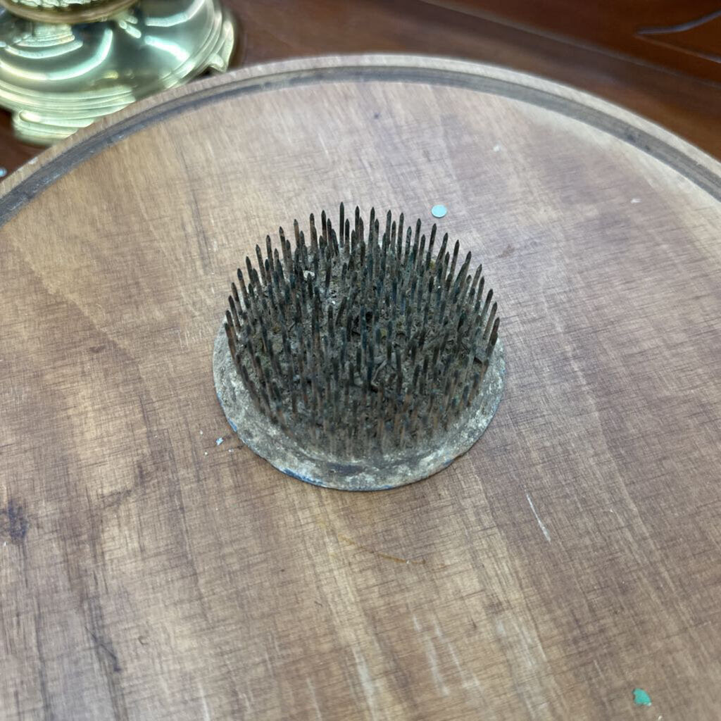 VINTAGE METAL FLOWER FROG