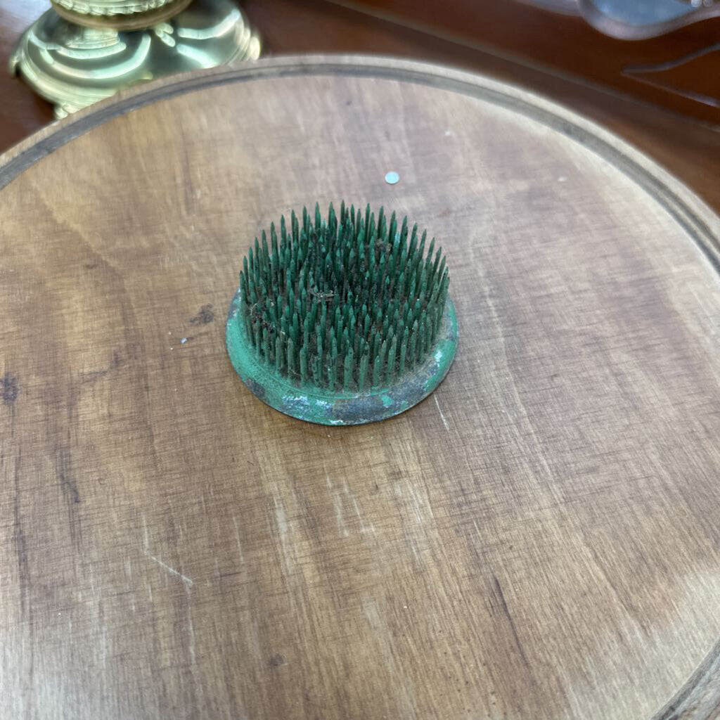 VINTAGE METAL FLOWER FROG