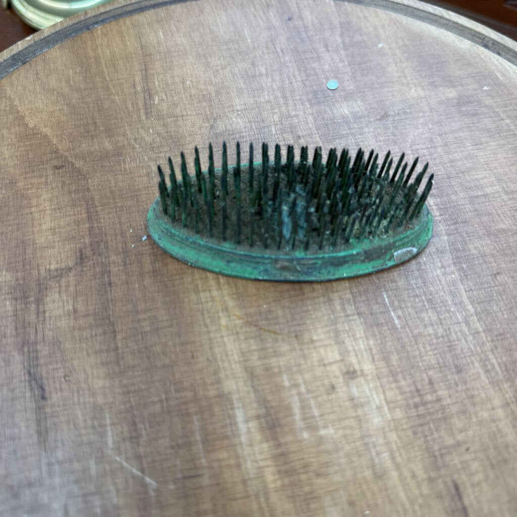 VINTAGE OVAL METAL FLOWER FROG