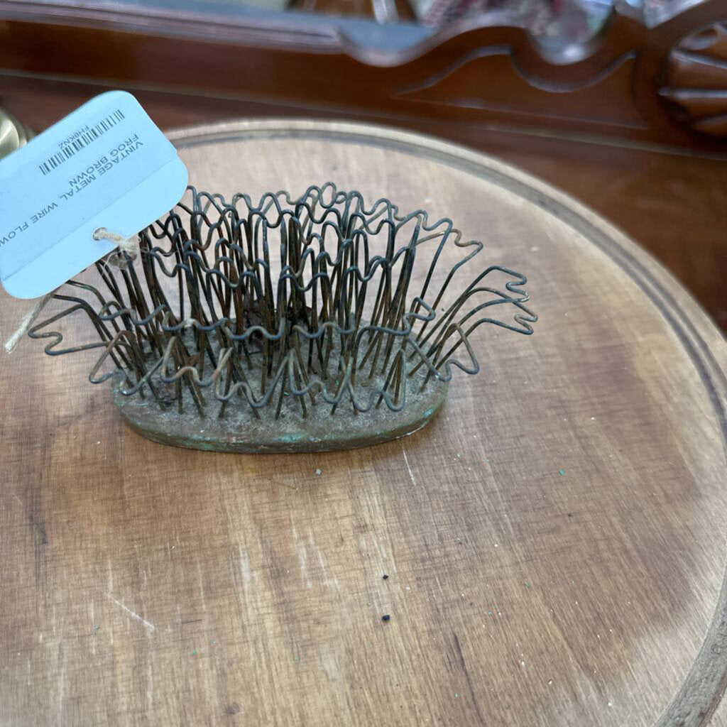 VINTAGE METAL WIRE FLOWER FROG