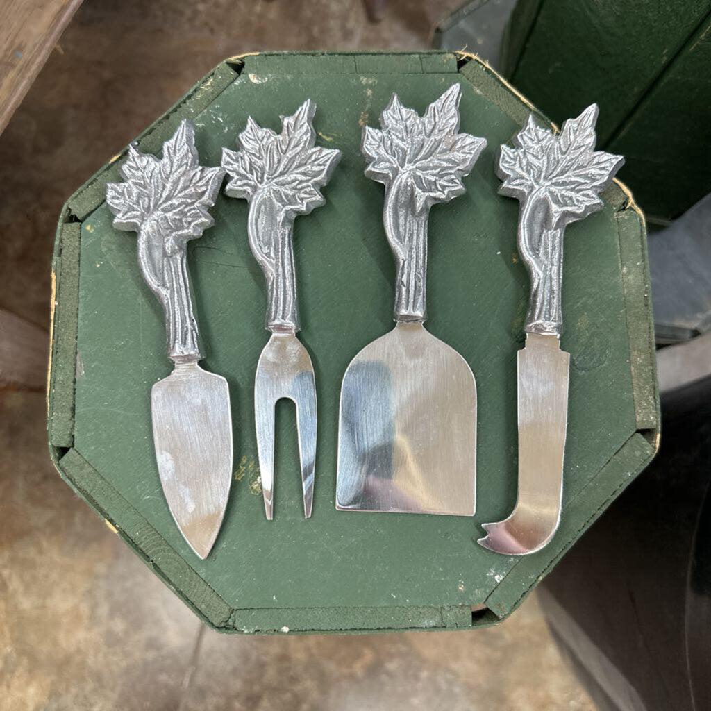 MAPLE LEAF HANDLE CHEESE SERVING SET