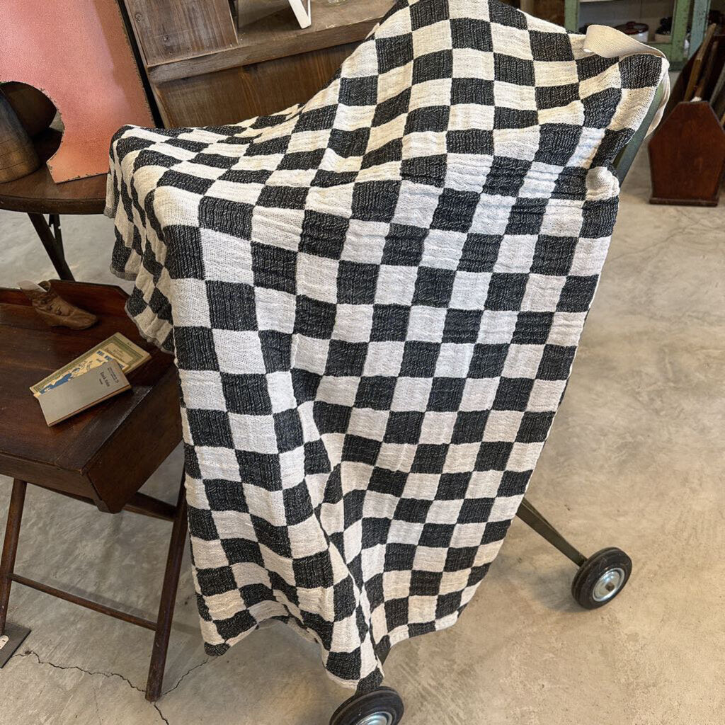 CHECKERED THROW