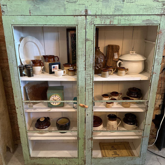 CHIPPY CABINET W/SHELVES