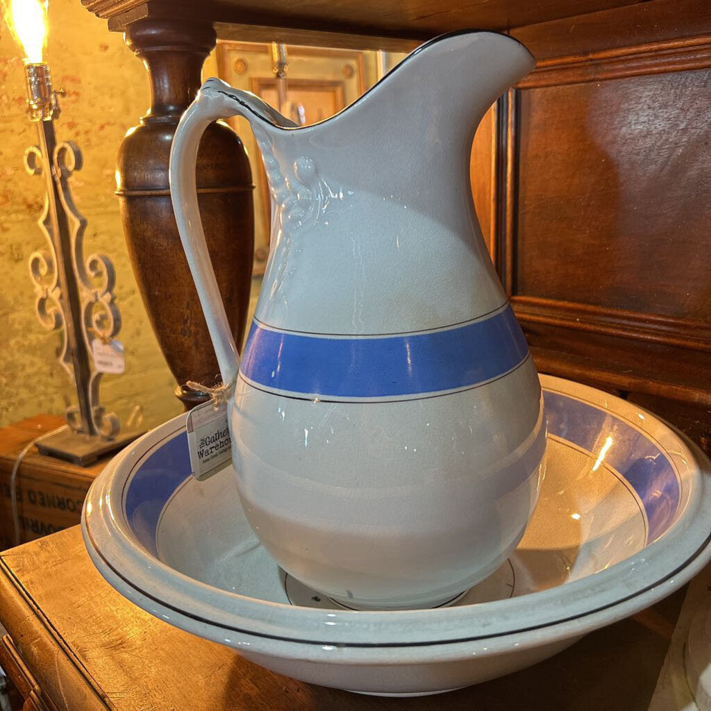 PITCHER WITH BASIN