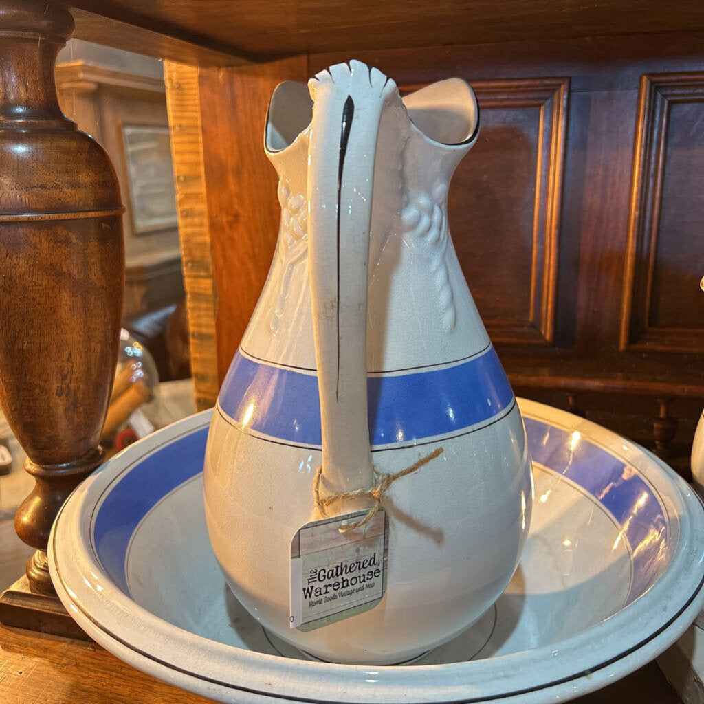 PITCHER WITH BASIN