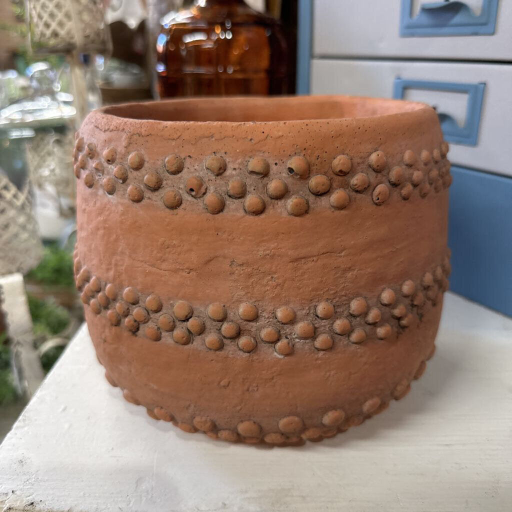 MACETERO DE TERRA COTA CON PUNTOS EN RELIEVE