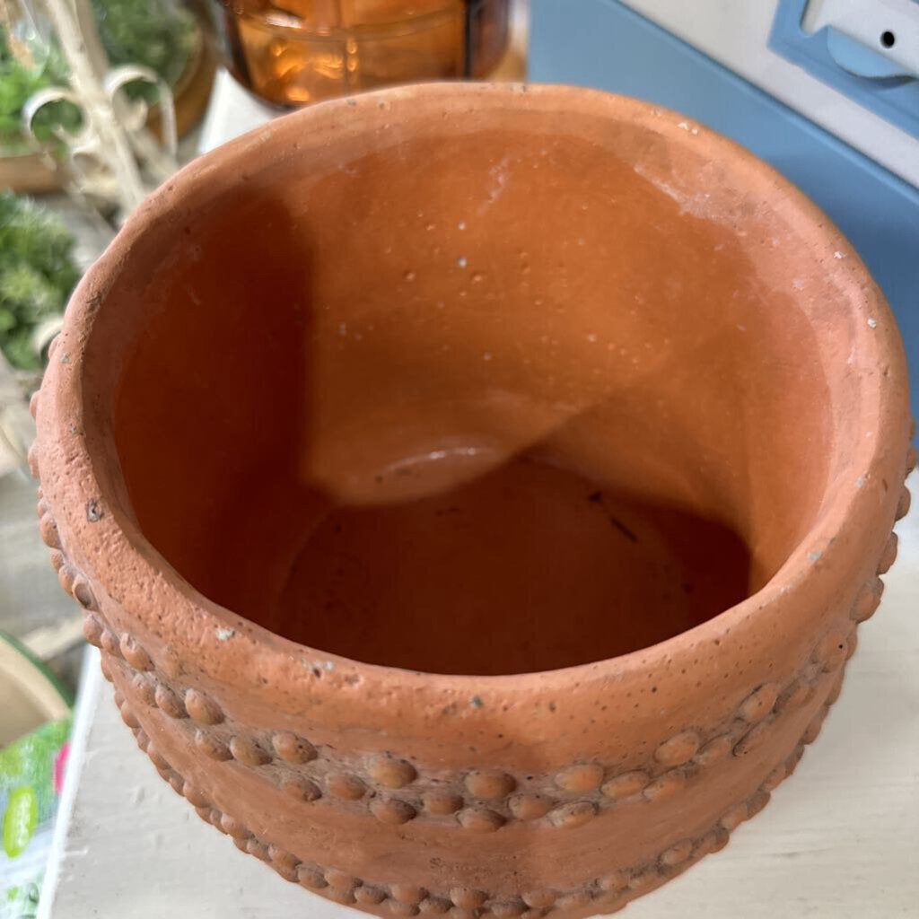 MACETERO DE TERRA COTA CON PUNTOS EN RELIEVE