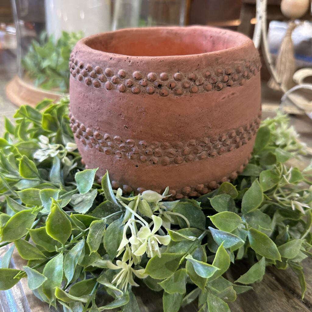 MACETERO DE TERRA COTA CON PUNTOS EN RELIEVE