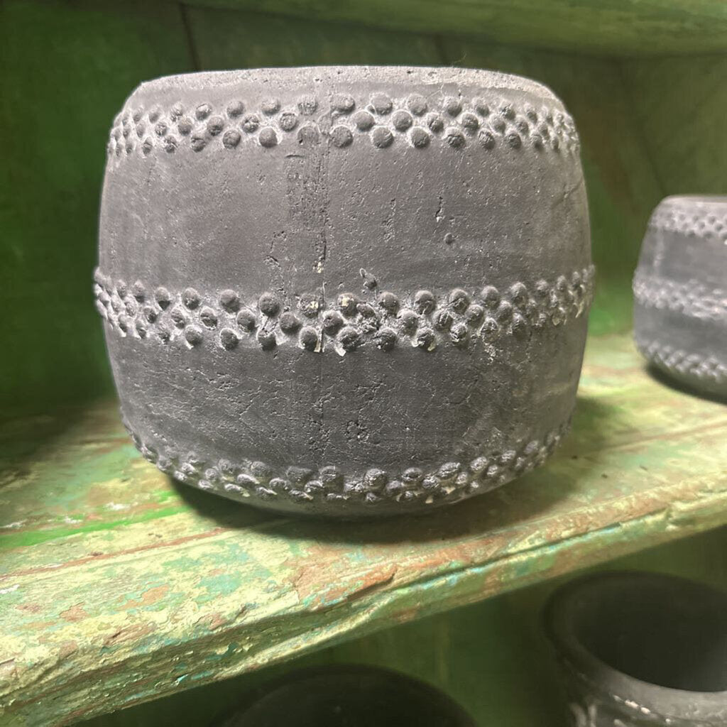 MACETERO DE TERRA COTA CON PUNTOS EN RELIEVE