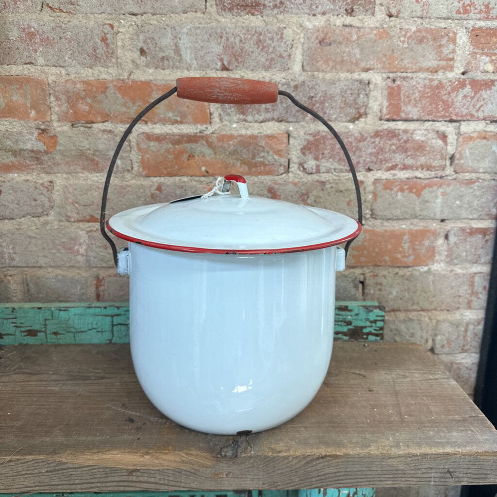 ENAMEL CHAMBER POT WITH LID