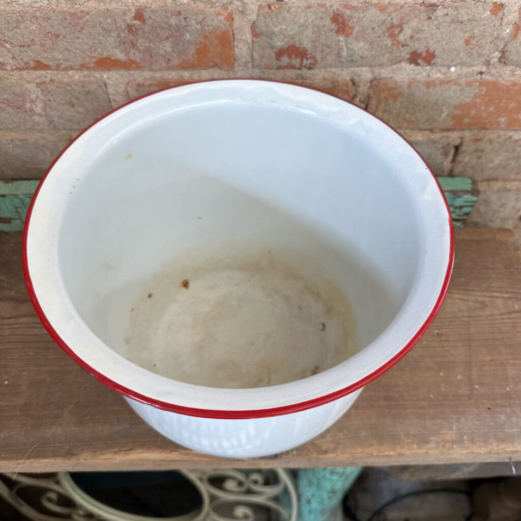 ENAMEL CHAMBER POT WITH LID