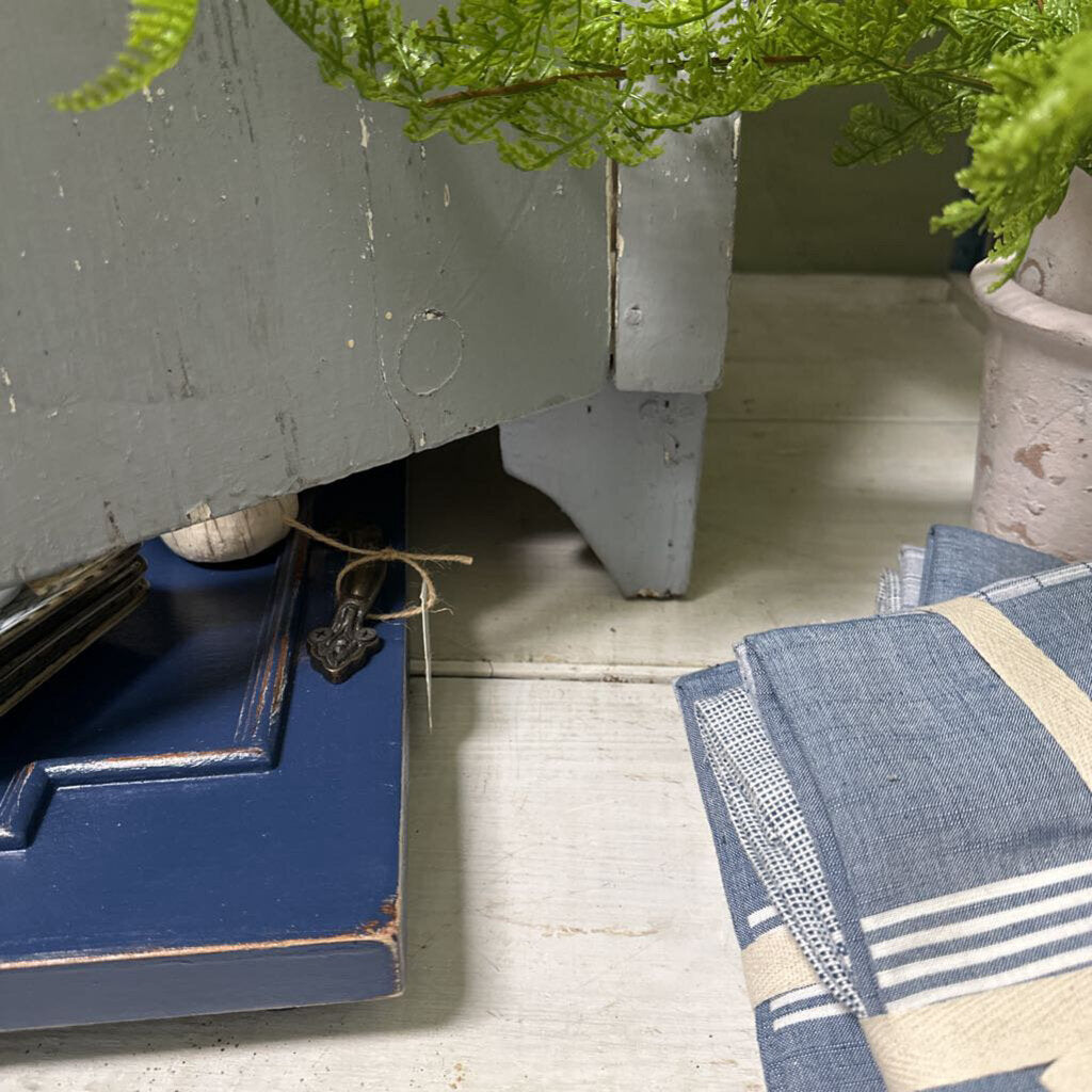 SIDE TABLE WITH TAPERED FEET