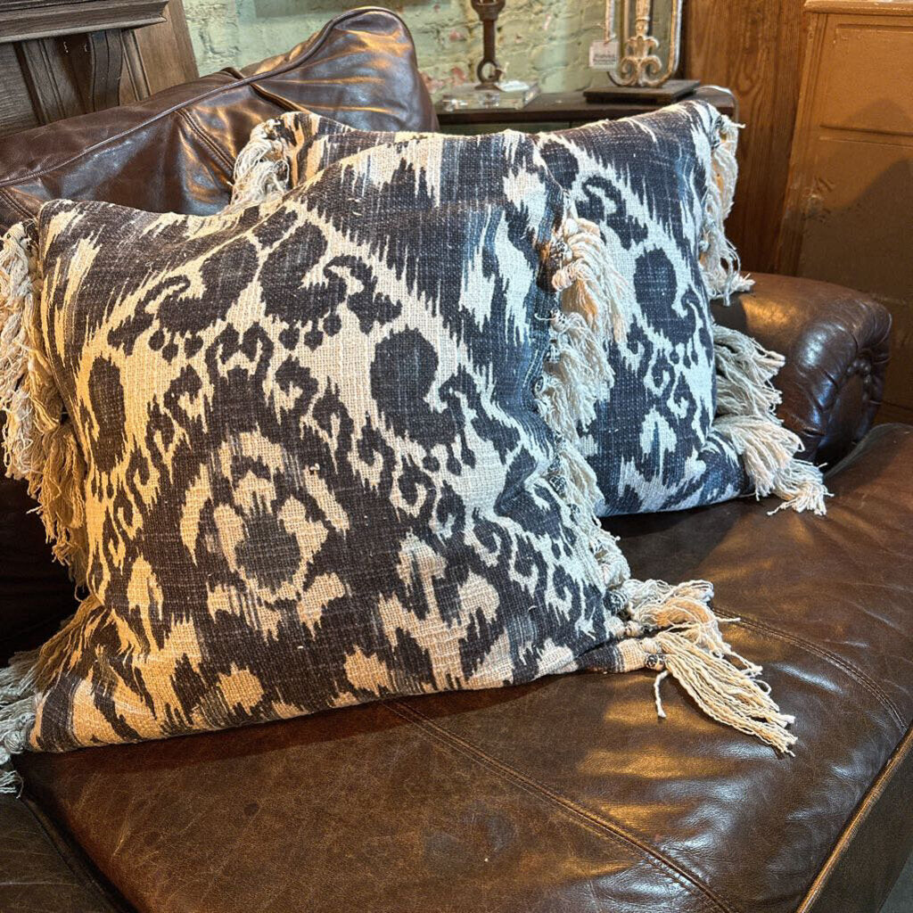 ALMOHADA IKAT CON ESTAMPADO