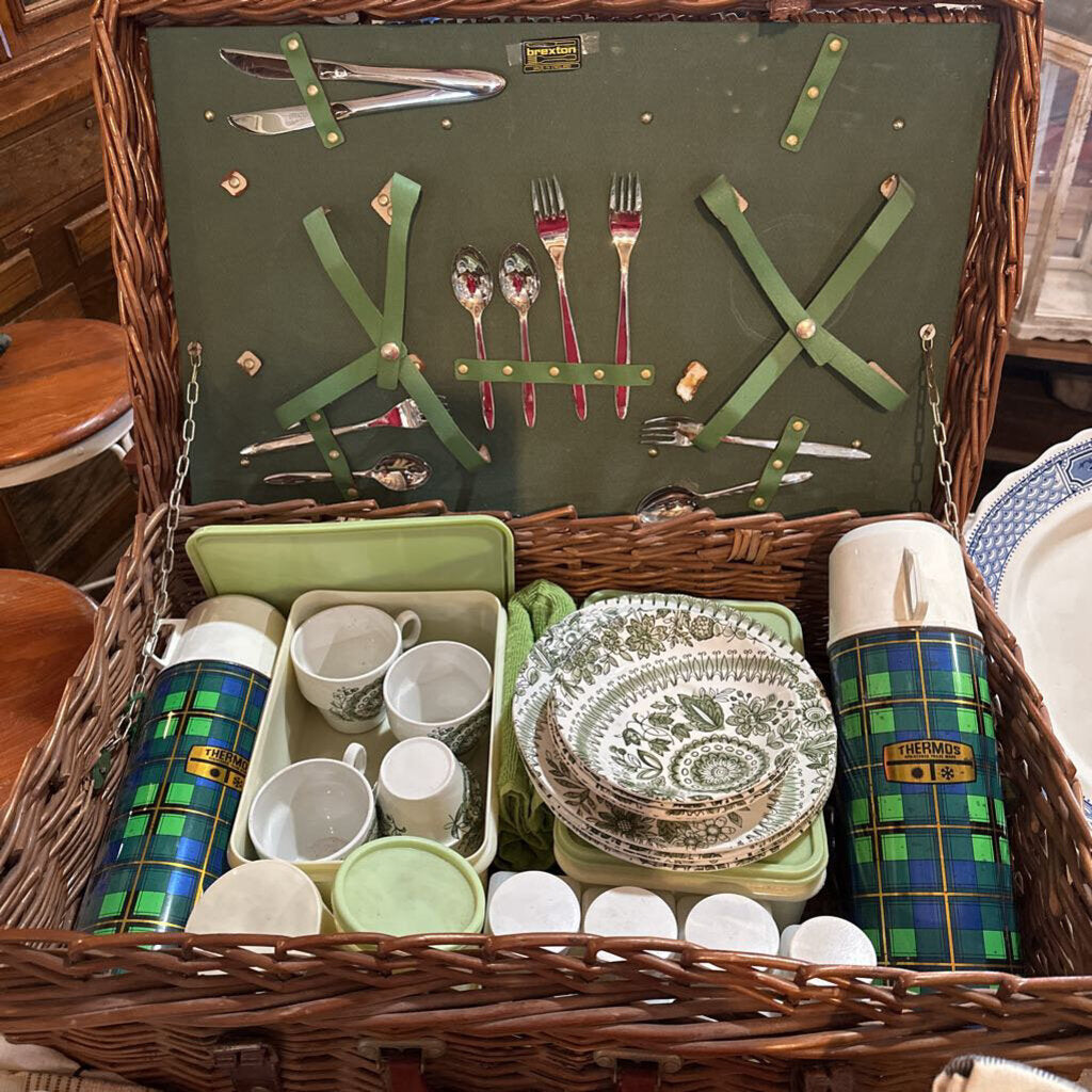 FULL SERVICE PICNIC BASKET