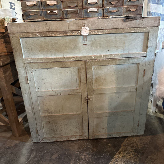 PENNSYLVANIA FARMHOUSE CABINET