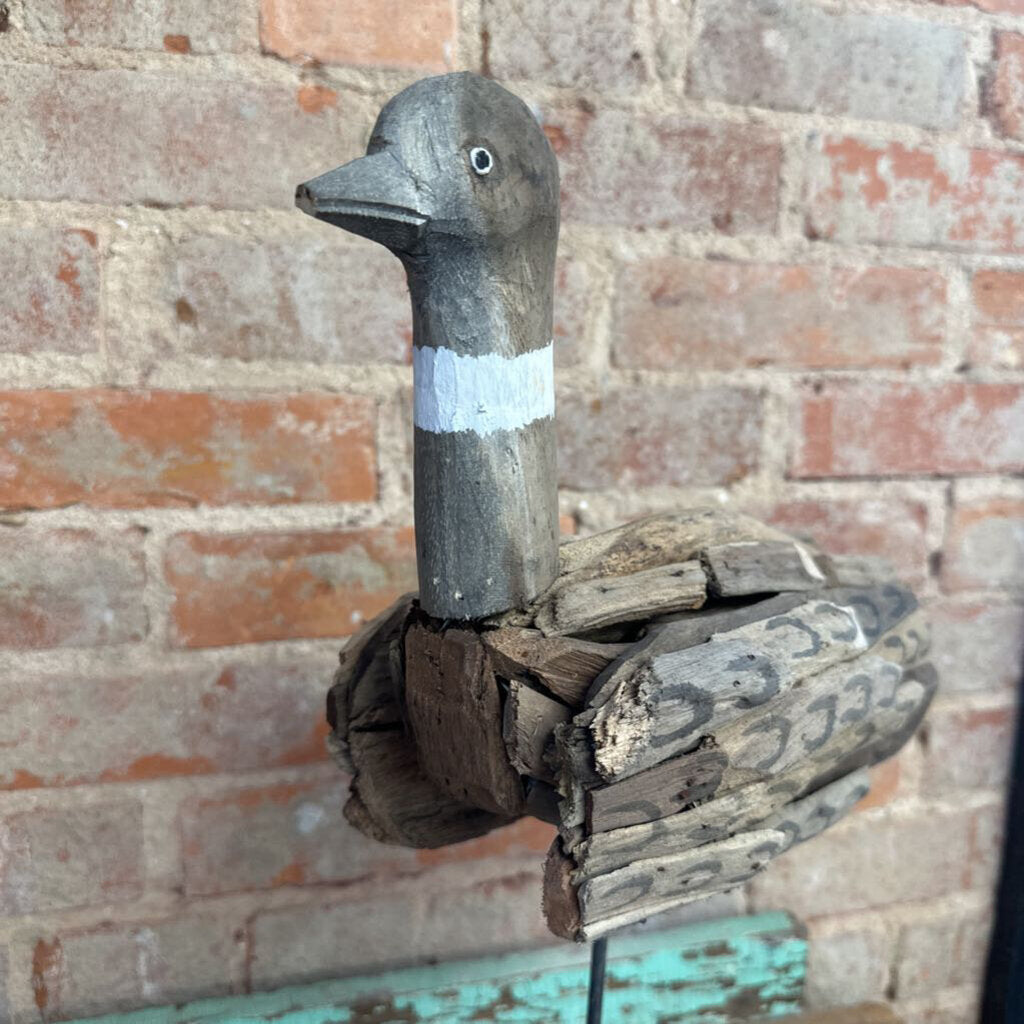 PÁJARO DE MADERA A LA DERIVA PINTADO A MANO SOBRE SOPORTE DE METAL