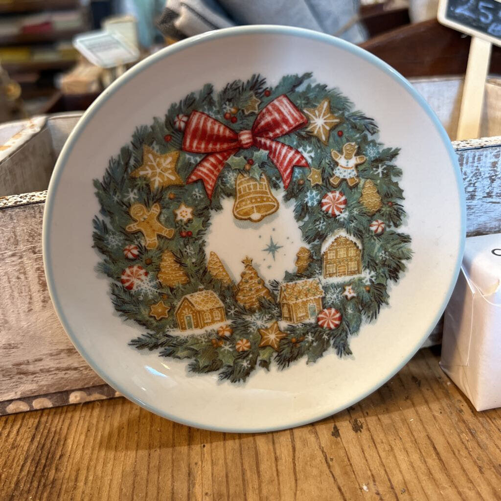 ROUND STONEWARE PLATE WITH HOLIDAY WREATH