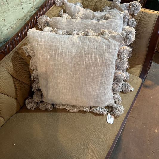 PILLOW WITH TASSELS