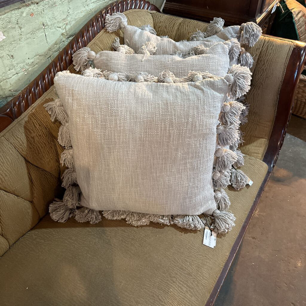 PILLOW WITH TASSELS