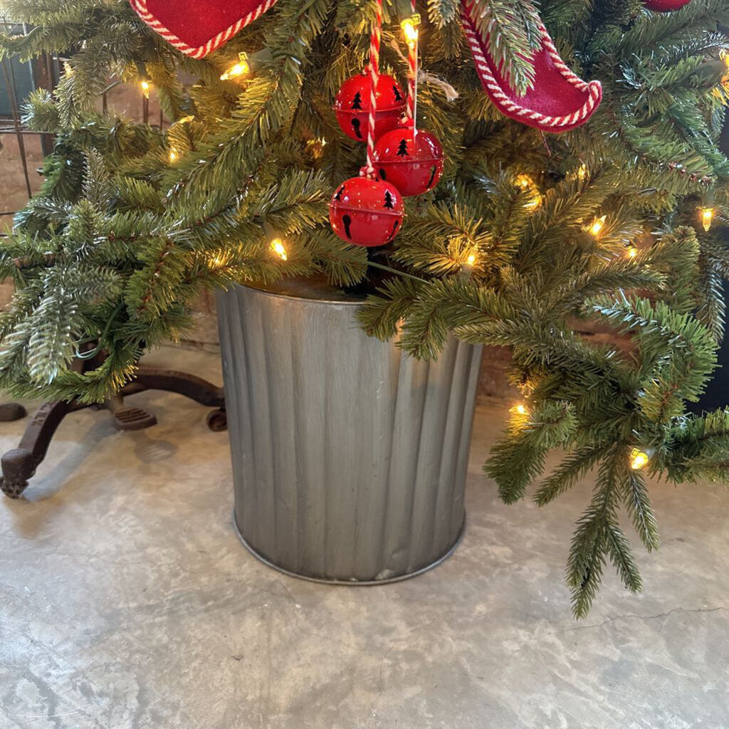 CHRISTMAS TREE IN URN