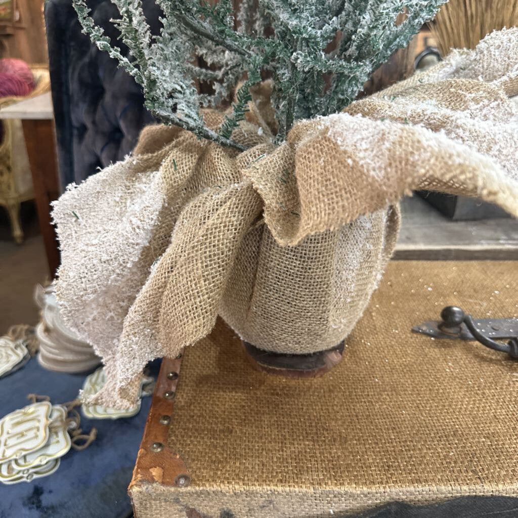 FLOCKED TREE WITH BURLAP