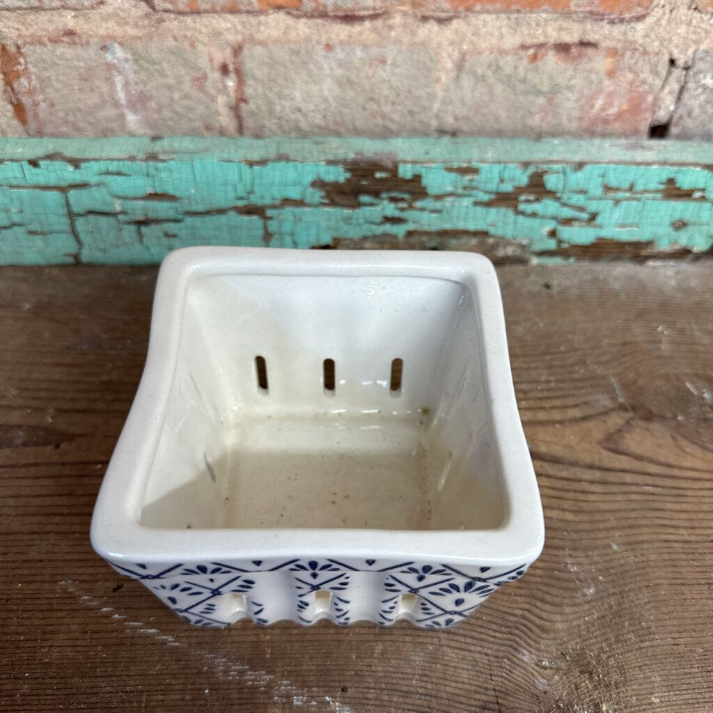 SQUARE STONEWARE BERRY BOWL