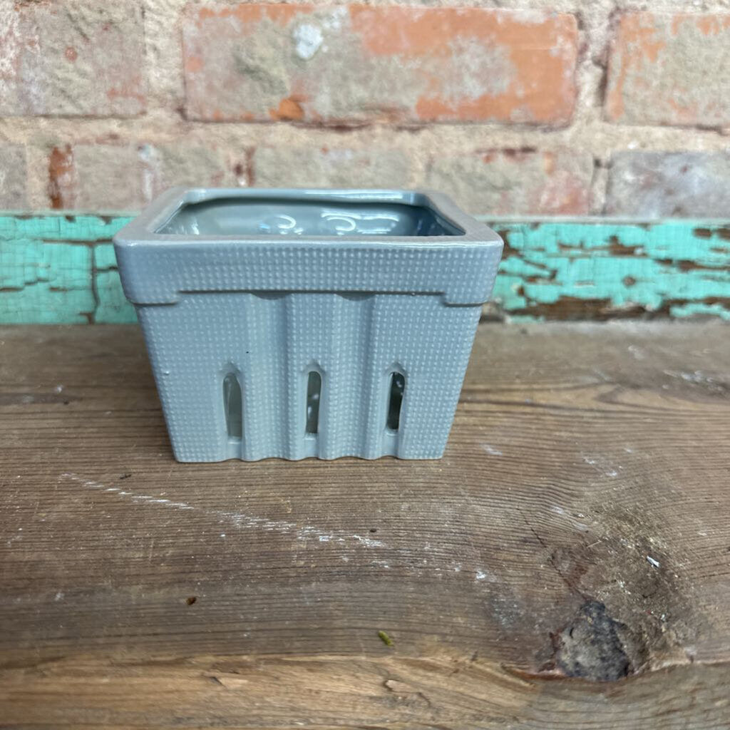 SQUARE STONEWARE BERRY BASKET